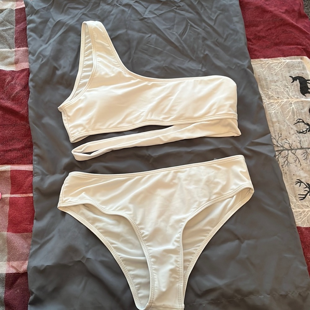 Shein White Swim Suit Women’s size large, more like a medium